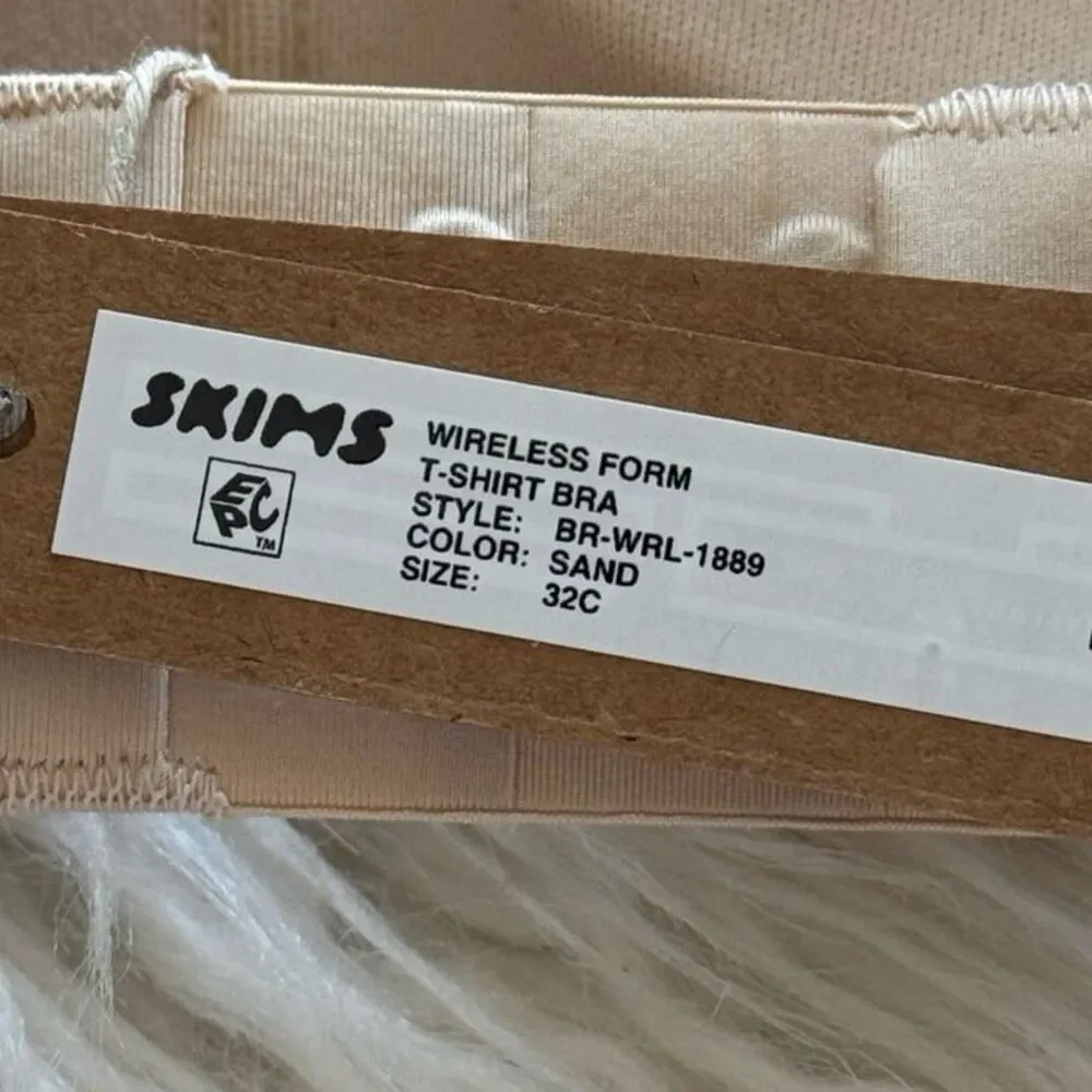 Skims Wireless Form T-shirt Bra Sand Size 32C